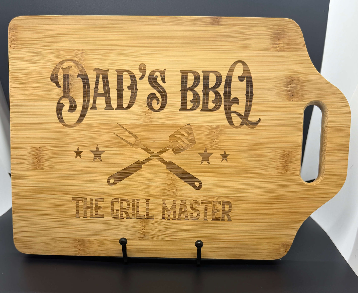 Dad’s BBQ – 9” x 6” Engraved Bamboo Cutting Board with Handle
