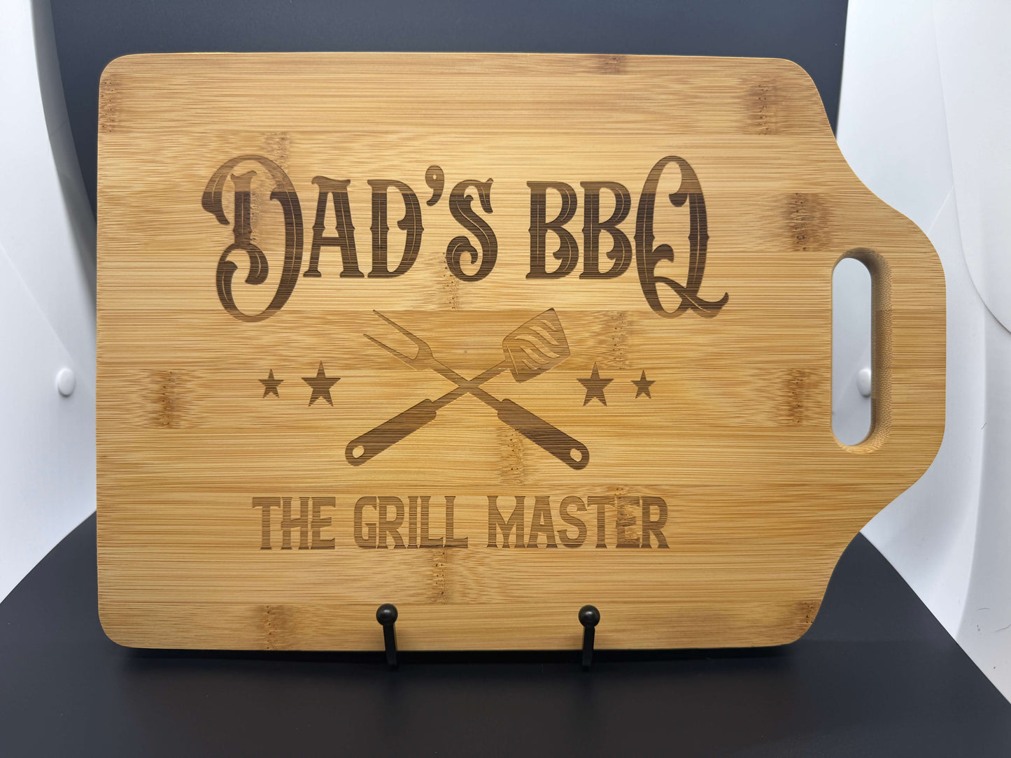 Dad’s BBQ – 9” x 6” Engraved Bamboo Cutting Board with Handle